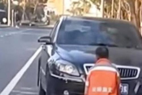 Dân mạng truy lùng cặp vợ chồng bắt công nhân vệ sinh quỳ xin lỗi