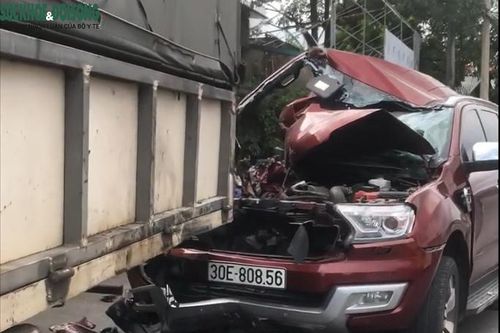 Ô tô biến dạng sau cú va chạm cực mạnh với xe tải