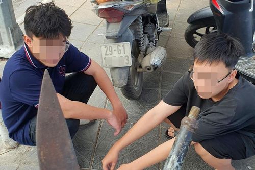 Tóm gọn 2 thanh niên giấu 'hung khí' trong cốp xe máy