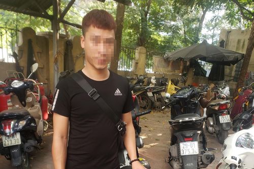 Kiểm tra hành chính phát hiện 2 nam thanh niên nghi sử dụng bằng lái xe 'giả'