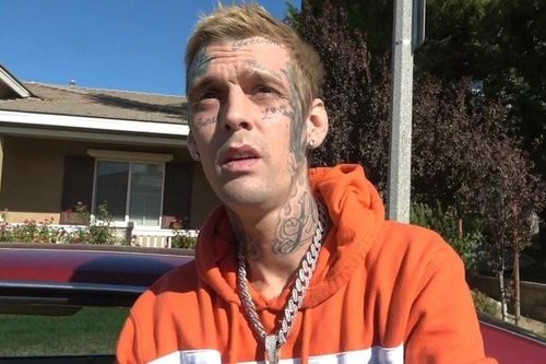 Rải tro cốt của Aaron Carter xuống biển