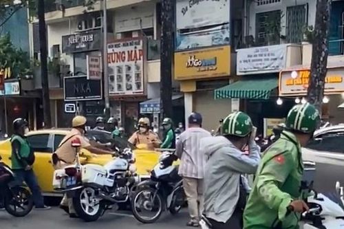 Tài xế tông xe đặc chủng của CSGT bị phạt 10 triệu đồng, tước bằng lái