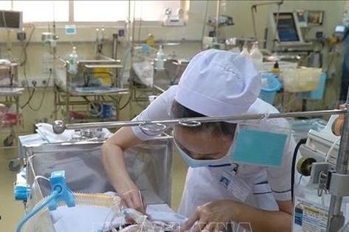 Lấy khối bướu nặng 1,1kg từ bé trai 3 ngày tuổi
