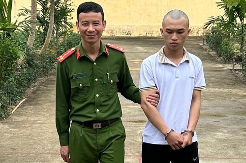 Ghen tuông mù quáng, dùng đá tấn công 'tình địch'