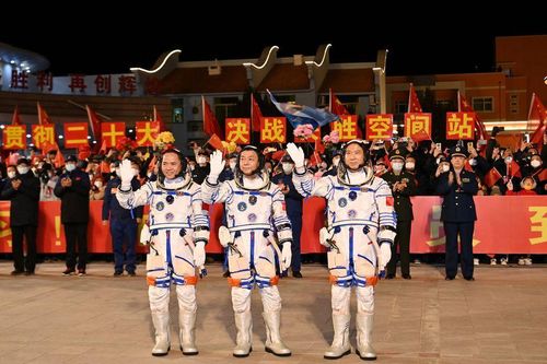 Phi hành gia Trung Quốc lên trạm vũ trụ trong sứ mệnh lịch sử