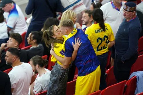 Khoảnh khắc lãng mạn của tuyển thủ Anh với các nàng Wags