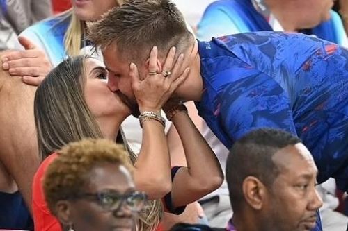 World Cup 2022: Hình ảnh cầu thủ đội tuyển Anh cùng vui chiến thắng với người thân trên khán đài