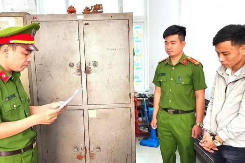 Khởi tố quản lý quán karaoke 'bảo kê' cho 57 khách 'chơi' ma túy
