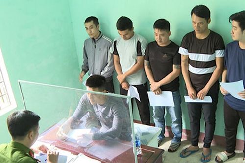 Triệt xóa tụ điểm đánh bạc tại quán cà phê bóng đá, bắt giữ 6 đối tượng