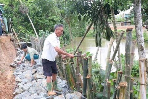 Dân thấp thỏm mỗi ngày vì sông sạt lở 'ăn sâu' vào làng