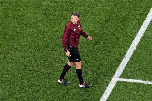 FIFA công bố tổ trọng tài toàn nữ giới đầu tiên trong lịch sử