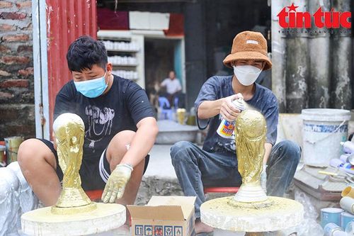 Làng gốm Bát Tràng tất bật sản xuất 'Cúp Vàng' phục vụ World Cup 2022