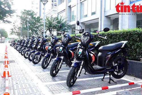Hà Nội thí điểm xe điện miễn phí kết nối trung tâm thương mại và buýt BRT