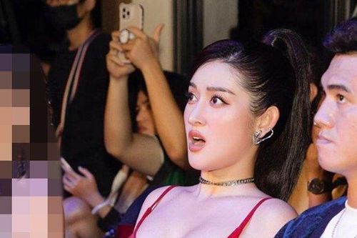 Những chiếc váy quyến rũ của 'quốc bảo nhan sắc Việt' có mối thân tình với nhiều cầu thủ