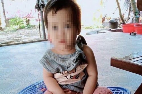 'Nghẹn đắng' hình ảnh bé gái 1 tuổi bị bỏ rơi bên đường cùng lời nhắn 'ai nhặt được nuôi giùm tôi'