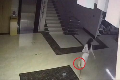 Bé sơ sinh bị vứt ở bãi rác, camera giám sát bóc trần hành động nhẫn tâm của người mẹ trẻ