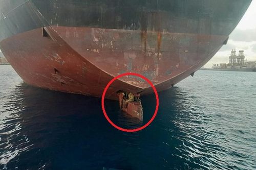 Bám vào bánh lái tàu lênh đênh trên biển suốt 11 ngày, 3 người di cư sống sót diệu kỳ