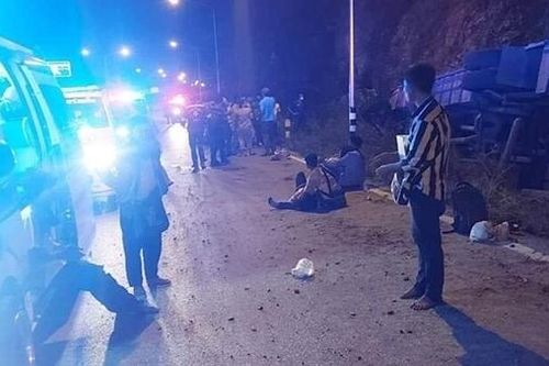 Xe buýt chở công nhân lao vào vách núi, nhiều người thương vong