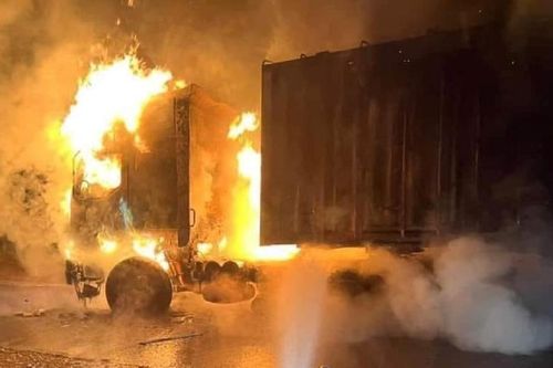 Container bất ngờ bốc cháy dữ dội trong đêm