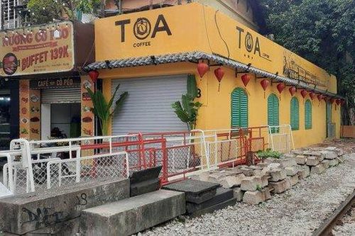 Rào chắn nơi các cầu thủ CLB Borussia Dortmund ngồi uống nước 'check in' trên đường ray tàu hỏa