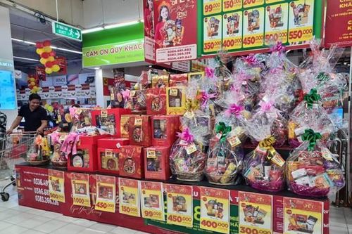Giỏ quà Tết lên kệ sớm, vắng khách mua