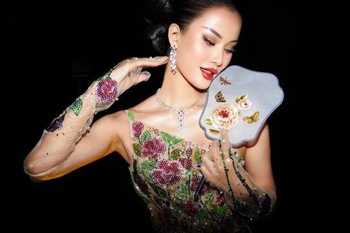 Hương Ly khoe thân hình 'mình hạc xương mai', hóa quý cô châu Á thập niên 1980
