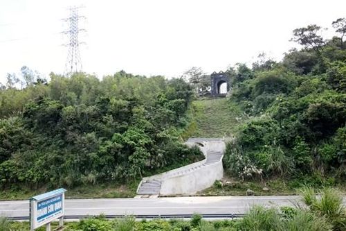 Lên đỉnh Đèo Ngang ngắm 'Cổng trời' Hoành Sơn Quan