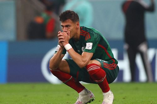 Cầu thủ Mexico bật khóc sau khi bị loại khỏi World Cup