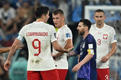 Messi thân thiết với Lewandowski