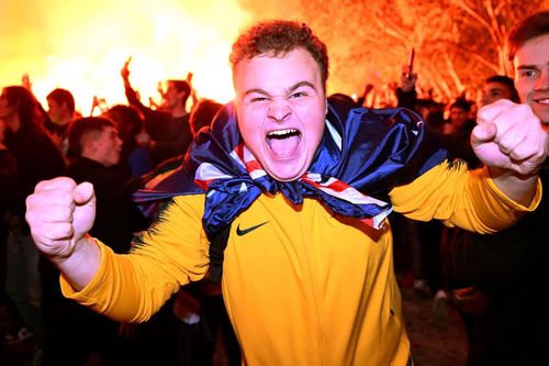 CĐV Australia đốt pháo sáng ăn mừng vượt qua vòng bảng World Cup