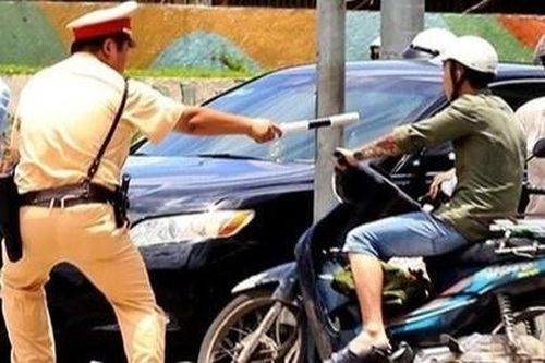 CSGT ở TP.HCM bắt nam thanh niên giấu ma túy trong điện thoại