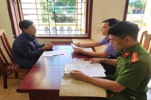 Vì sao đình chỉ vụ phụ huynh mang dao vào trường bắt hiệu trưởng quỳ