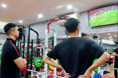 Tranh thủ xem World Cup lúc tập gym, ăn tối