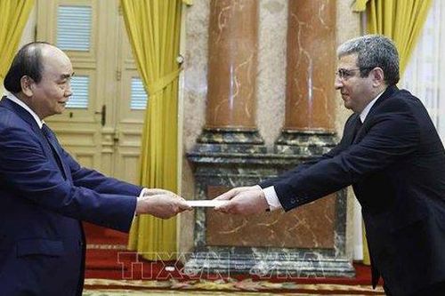 Chủ tịch nước Nguyễn Xuân Phúc tiếp Đại sứ Azerbaijan và Brunei trình Quốc thư