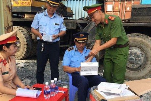 Khám xét 2 container nghi chở hàng nhập lậu đưa vào Nam tiêu thụ