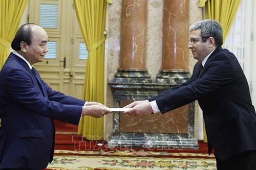Thúc đẩy hợp tác với Azerbaijan và Brunei