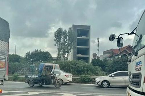 Nguy hiểm phương tiện đi ngược chiều đường dẫn lên cầu Thanh Trì