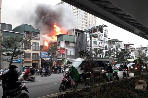 Cháy lớn căn nhà mặt đường Minh Khai, nhiều người dân hoảng loạn