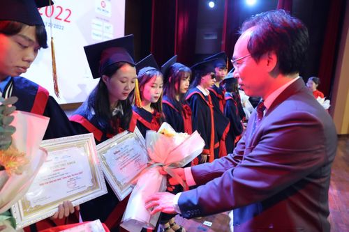 Lan tỏa năng lượng tích cực từ những tấm gương thủ khoa vượt khó