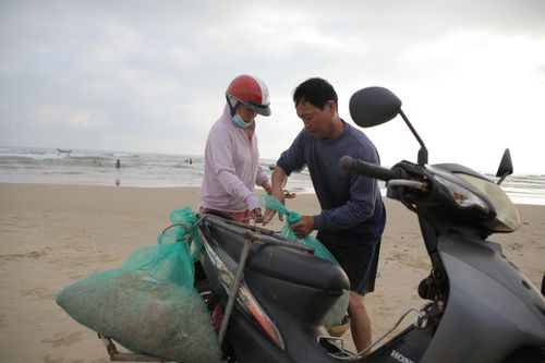 Ngư dân vùng bãi ngang Quảng Trị thu tiền triệu nhờ ruốc biển