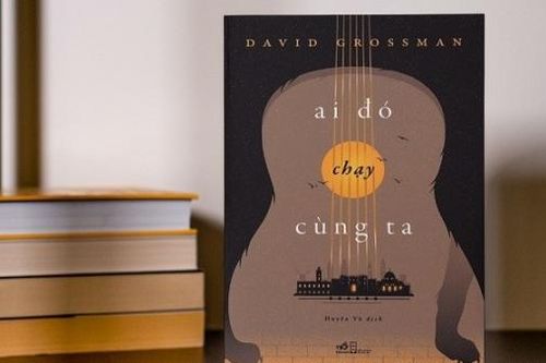 'Ai đó chạy cùng ta' – cuốn tiểu thuyết mang đặc trưng văn hóa và con người Israel