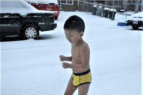 Bé 4 tuổi cởi trần chạy trong tuyết 10 năm trước sắp lấy bằng tiến sĩ