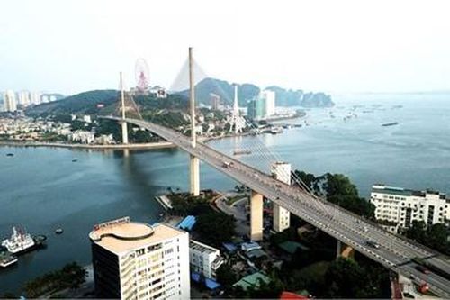 Nghẹt thở cứu sống nam thanh niên nhảy cầu Bãi Cháy