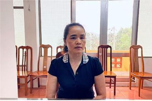 Người phụ nữ buôn lậu gần 500 chiếc điện thoại ra đầu thú
