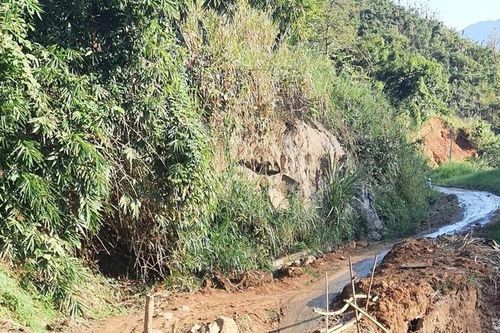 Tuyến đường độc đạo ở Kỳ Sơn vẫn ngổn ngang sau lũ quét
