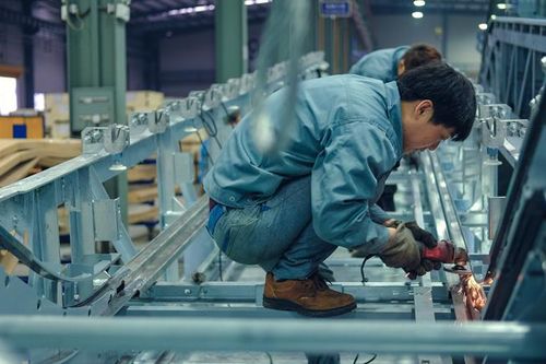 ILO: Lạm phát gia tăng khiến tiền lương thực tế giảm đáng kể