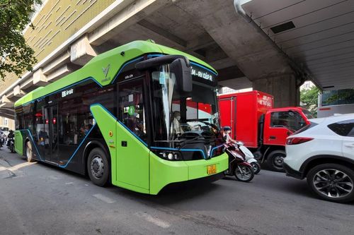 Xe buýt vẫn là phương tiện vận tải hành khách công cộng chính tại Hà Nội