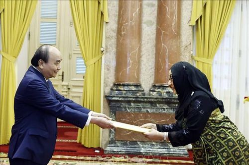 Chủ tịch nước Nguyễn Xuân Phúc tiếp Đại sứ Azerbaijan, Brunei đến trình Quốc thư
