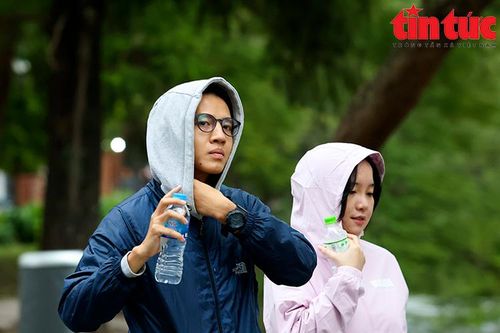 Người dân Thủ đô co ro trong cái rét đầu Đông