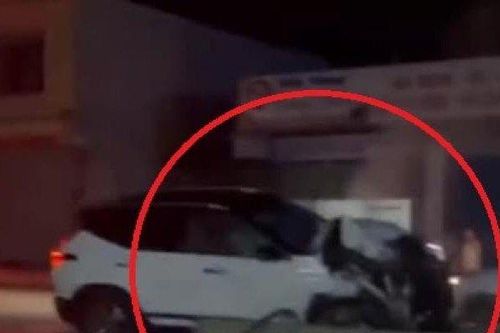 Clip: Hãi hùng với cảnh 'xế hộp' vỡ đầu vẫn húc tung dải phân cách bê tông